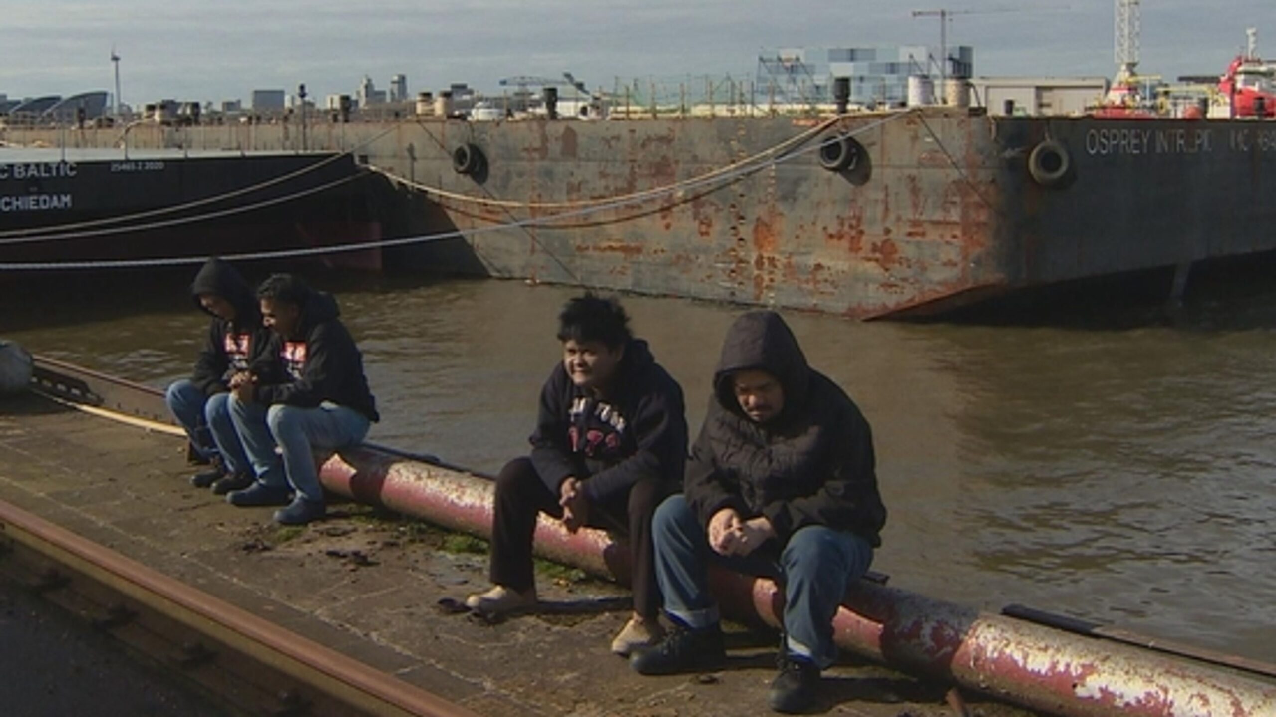 Bemanning oude ijsbreker in Rotterdamse haven eindelijk op weg naar huis