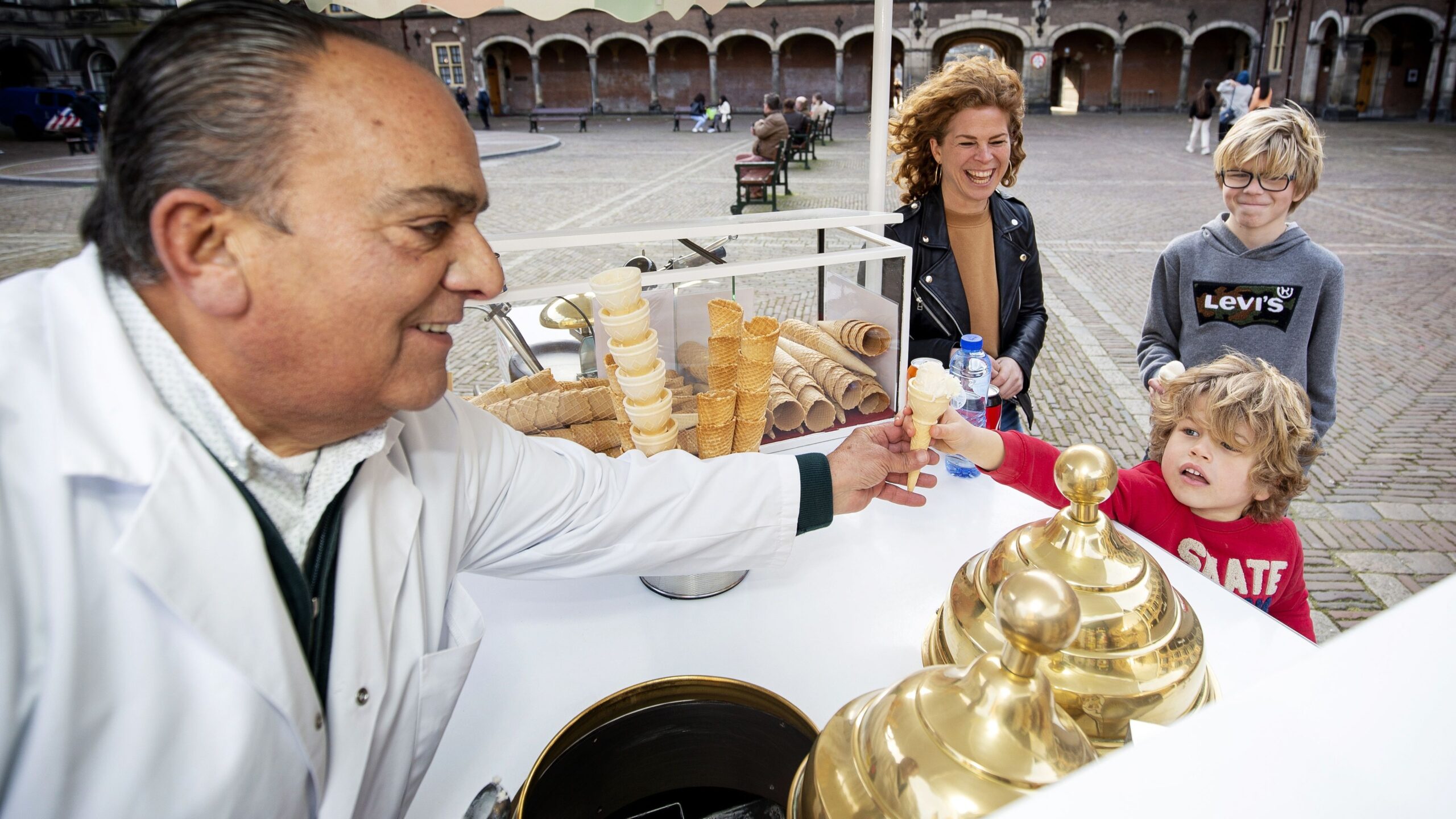 IJscoman van het Binnenhof en ‘Haags icoon’ Moes overleden