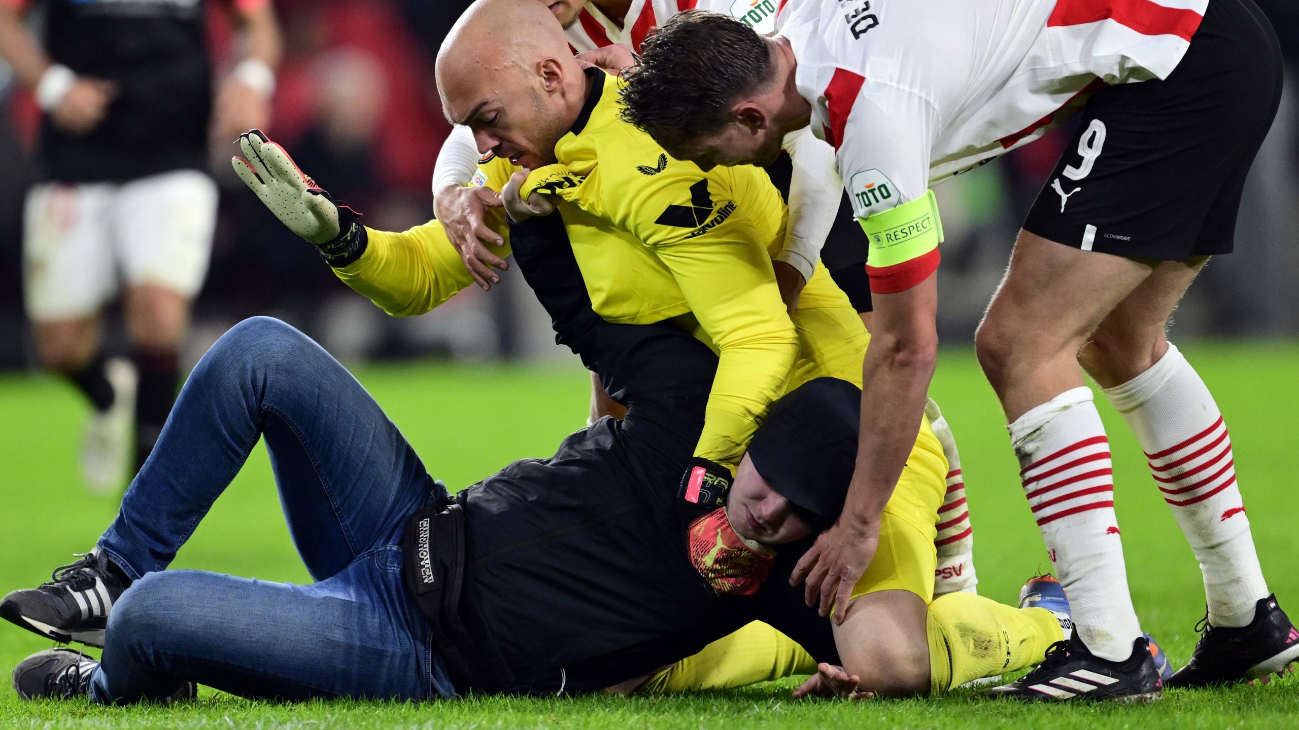 Kabinet gaat in gesprek met voetbalclubs en KNVB na aanstekerincident