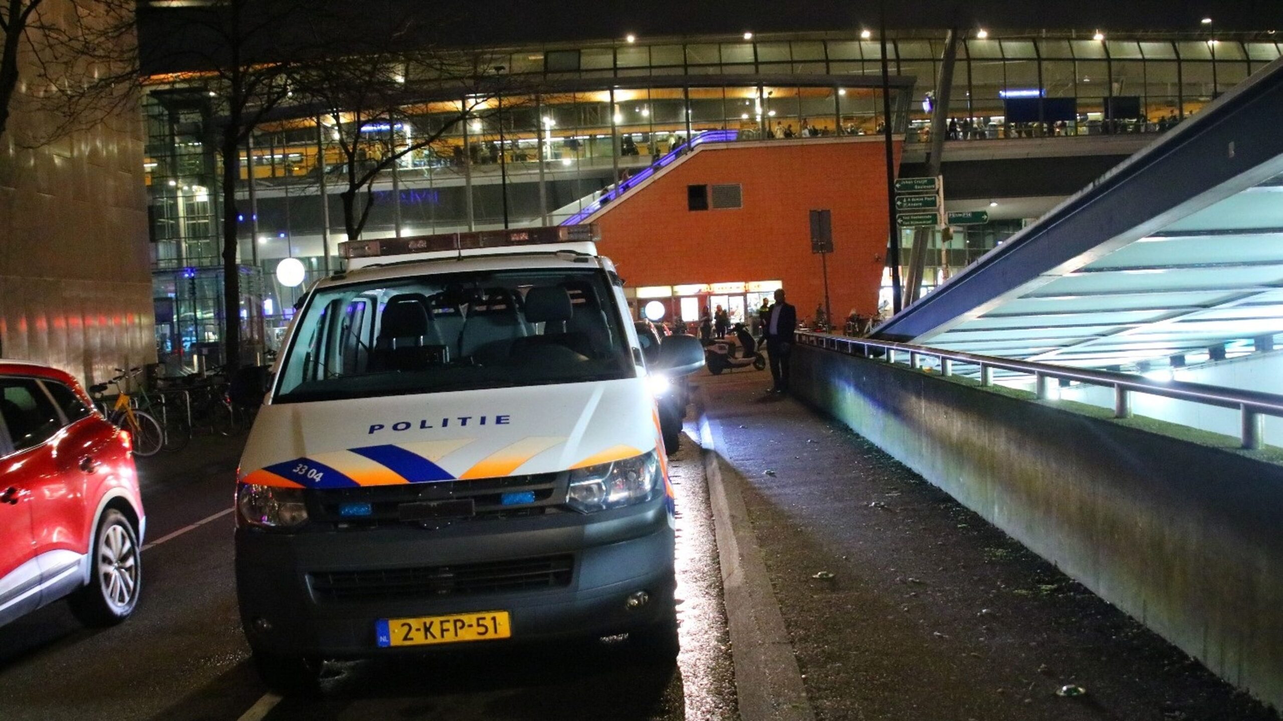 Man op spoor geduwd bij vechtpartij Amsterdam Bijlmer Arena