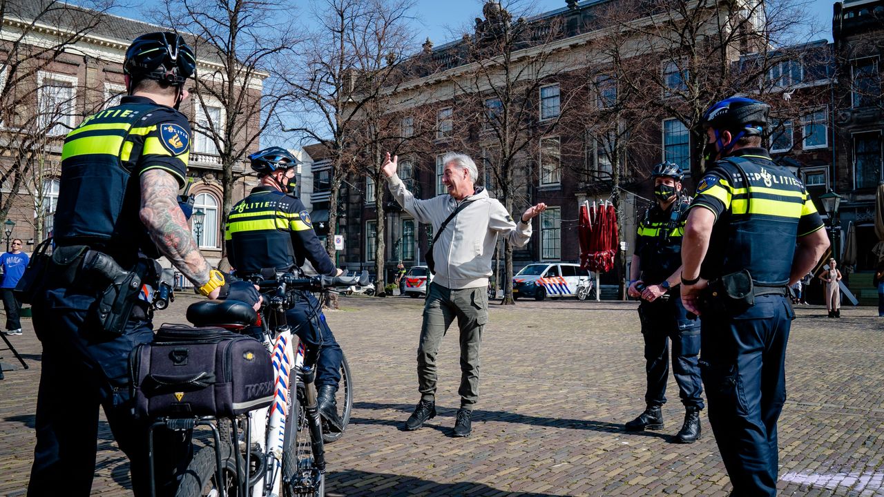 Pegida-voorman die koran verscheurde verdacht van groepsbelediging