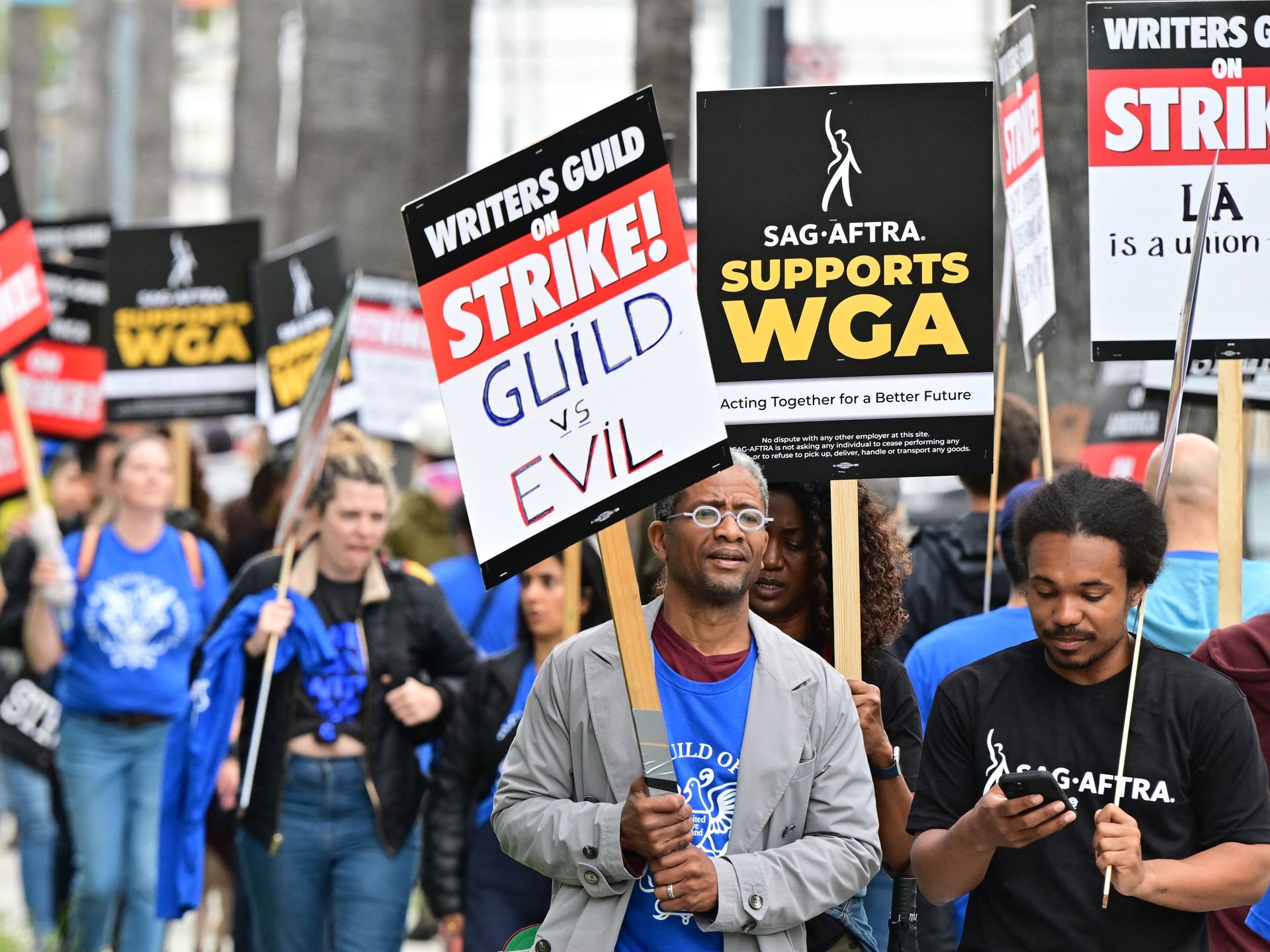 Studenten en stakende scriptschrijvers verstoren speech Warner Bros.-baas in VS