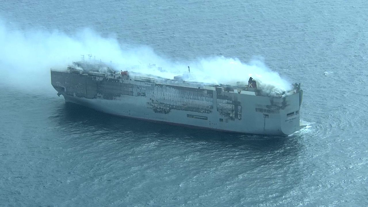 Verslepen vrachtschip bij Waddeneilanden nu niet mogelijk door wind