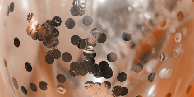 Mit Helium gefüllter Konfetti-Ballon in pfirsichfarbener Flaumfarbe. Mit Helium gefüllter Konfetti-Ballon in pfirsichfarbener Flaumfarbe.