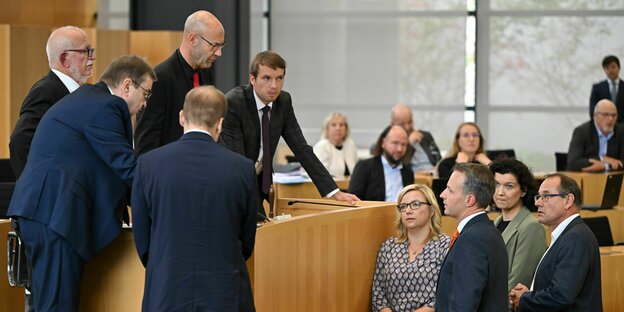 Die parlamentarischen Geschäftsführerinnen und Geschäftsführer der Fraktionen im Thüringer Landtag versammeln sich zur Beratung um das Pult des Sitzungsleiters Die parlamentarischen Geschäftsführerinnen und Geschäftsführer der Fraktionen im Thüringer Landtag versammeln sich zur Beratung um das Pult des Sitzungsleiters