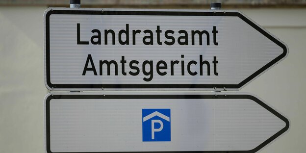 Richtungspfeile mit den Aufschriften ?Landratsamt?, ?Amtsgericht? und ?Parkhaus? stehen an der Einfahrt zu den Behörden Richtungspfeile mit den Aufschriften ?Landratsamt?, ?Amtsgericht? und ?Parkhaus? stehen an der Einfahrt zu den Behörden