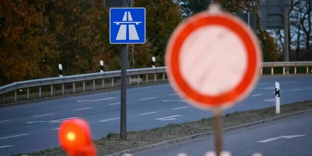 Ein Stoppschild vor einer Autobahn-Anschlussstelle