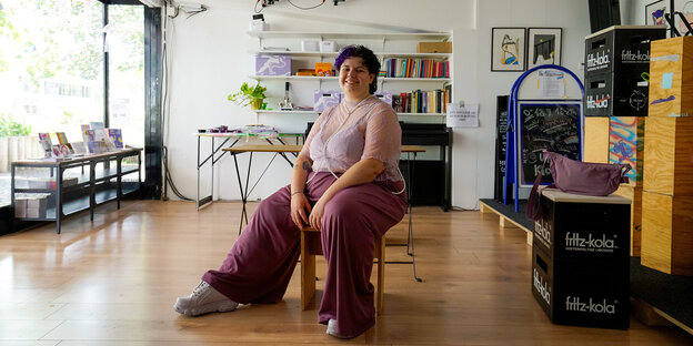 Eine Person sitzt in einer Wohnung Eine Person sitzt in einer Wohnung