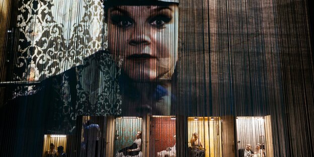 Das Gesicht einer Frau auf einen Vorhang projiziert Das Gesicht einer Frau auf einen Vorhang projiziert