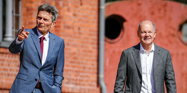 Rolf Mützenich und Olaf Scholz sgtehen vor einer Backsteinfassade, Mützenich zeigt mit dem Finger - aber wohin ? Rolf Mützenich und Olaf Scholz sgtehen vor einer Backsteinfassade, Mützenich zeigt mit dem Finger - aber wohin ?
