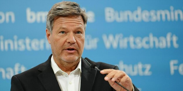 Robert Habeck, Bundesminister für Wirtschaft und Klimaschutz, spricht zu Vertreter:innen der Presse. Robert Habeck, Bundesminister für Wirtschaft und Klimaschutz, spricht zu Vertreter:innen der Presse.