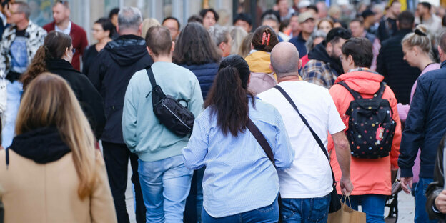 Eine volle Einkaufsstraße in Düsseldorf Eine volle Einkaufsstraße in Düsseldorf