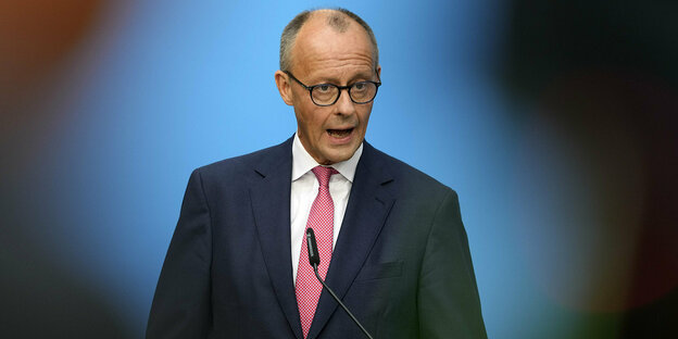 Friedrich Merz spricht in ein Mikrofon Friedrich Merz spricht in ein Mikrofon