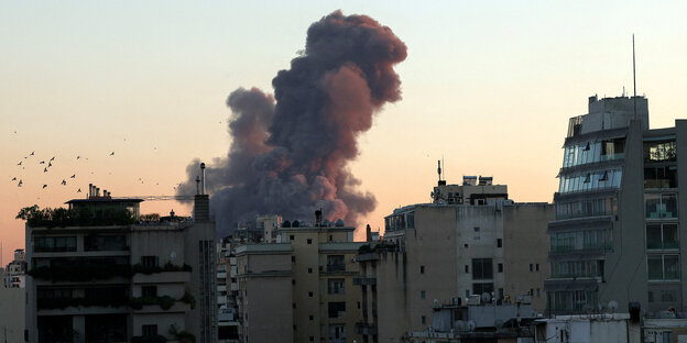 Eine Rauchwolke über Gebäuden Eine Rauchwolke über Gebäuden