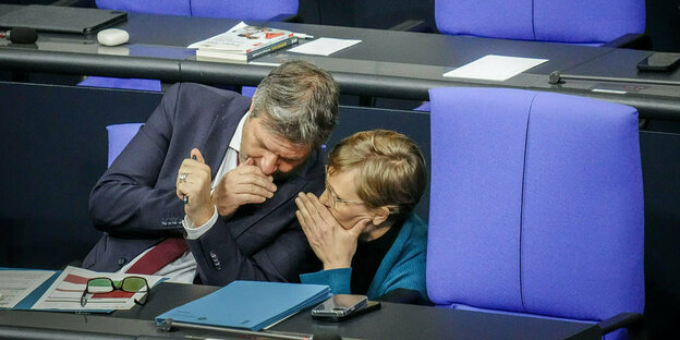 Habeck und Brantner tuscheln hinter vorgehaltenen Händen im Bundestag Habeck und Brantner tuscheln hinter vorgehaltenen Händen im Bundestag