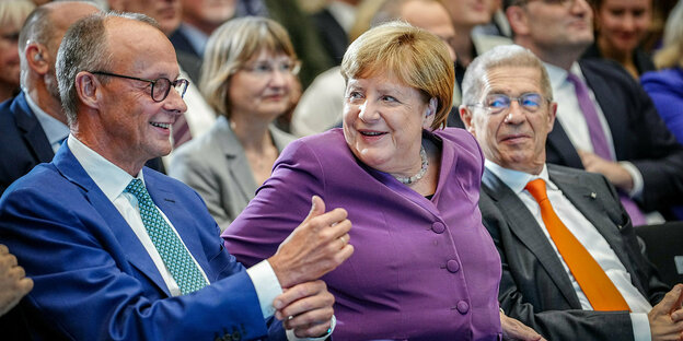 Friedrich Merz und Angela Merkel lachen sich an Friedrich Merz und Angela Merkel lachen sich an