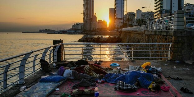 Menschen liegen schlafend in der Corniche von Beirut Menschen liegen schlafend in der Corniche von Beirut