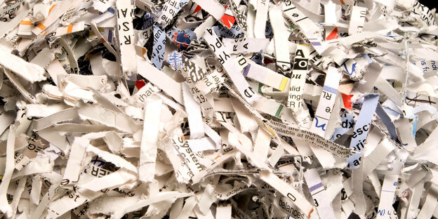 Papierschnipsel von geschredderten Dokumenten und Belegen Papierschnipsel von geschredderten Dokumenten und Belegen