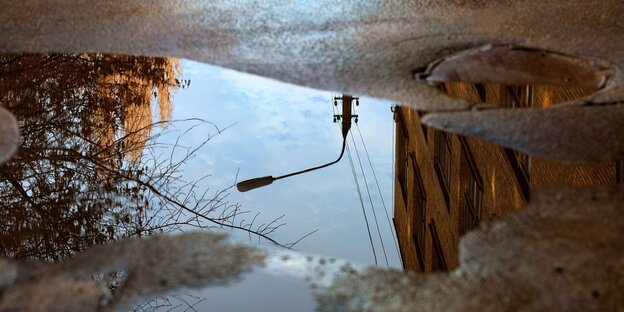 Eine Pfütze auf dem Asphalt Eine Pfütze auf dem Asphalt