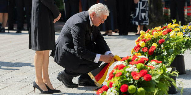 Frank Walter Steinmeier und seine Frau legen einen Kranz mit Schleife nieder Frank Walter Steinmeier und seine Frau legen einen Kranz mit Schleife nieder