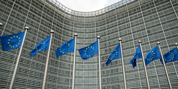 EU-Flaggen wehen vor dem Gebäude der EU-Kommission EU-Flaggen wehen vor dem Gebäude der EU-Kommission