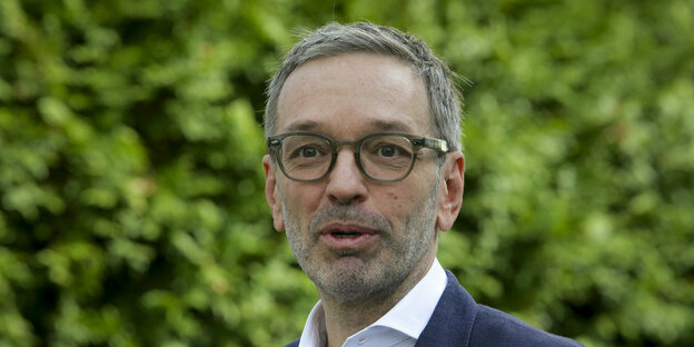 Mann vor Bäumen Mann vor Bäumen