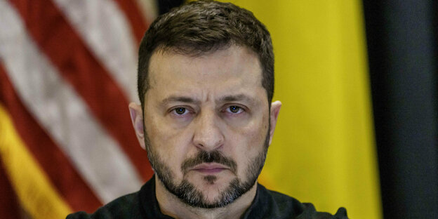 Wlodomir Selenskij blickt mit starrem Blick in die Kamera Wlodomir Selenskij blickt mit starrem Blick in die Kamera