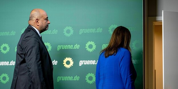 Omid Nouripour und Ricarda lang verlassen die Pressekonferenz Omid Nouripour und Ricarda lang verlassen die Pressekonferenz