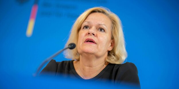 Nancy Faeser (SPD), Bundesministerin für Inneres und Heimat sitzt bei einer Pressekonferenz am Mikrofon Nancy Faeser (SPD), Bundesministerin für Inneres und Heimat sitzt bei einer Pressekonferenz am Mikrofon