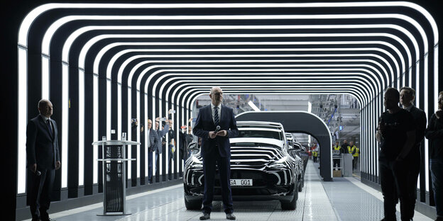 Brandenburgs Ministerpräsident Dietmar Woidke vor der Tesla-Gigafactory Brandenburgs Ministerpräsident Dietmar Woidke vor der Tesla-Gigafactory