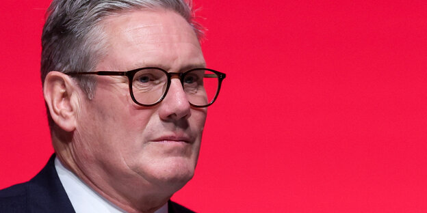 Keir Starmer schaut skeptisch an der Kamera vorbei Keir Starmer schaut skeptisch an der Kamera vorbei