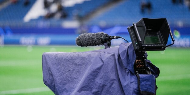 Übertragungskamera mit Kameramann bei einem Champions-League-Spiel Übertragungskamera mit Kameramann bei einem Champions-League-Spiel