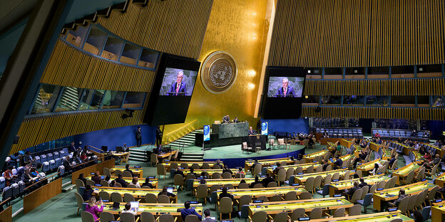 UN-Generalsekretär Antonio Guterres spricht bei einer hochrangigen thematischen Debatte über Schuldentragfähigkeit und sozioökonomische Gleichheit für alle. UN-Generalsekretär Antonio Guterres spricht bei einer hochrangigen thematischen Debatte über Schuldentragfähigkeit und sozioökonomische Gleichheit für alle.