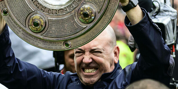 Fernando Carro mit der Meisterschale Fernando Carro mit der Meisterschale