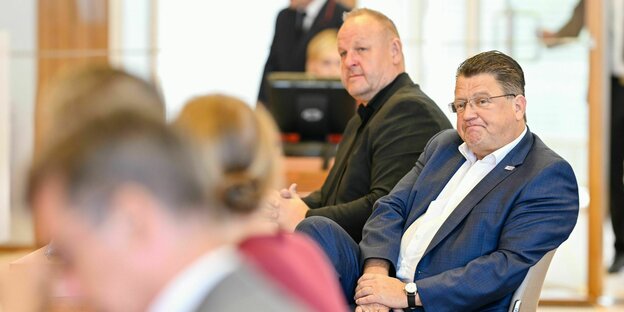 Stephan Brandner (r) und Kay-Uwe Ziegler, Bundestagsabgeordnete der AfD, sitzen im Verhandlungssaal des Bundesverfassungsgerichts Stephan Brandner (r) und Kay-Uwe Ziegler, Bundestagsabgeordnete der AfD, sitzen im Verhandlungssaal des Bundesverfassungsgerichts