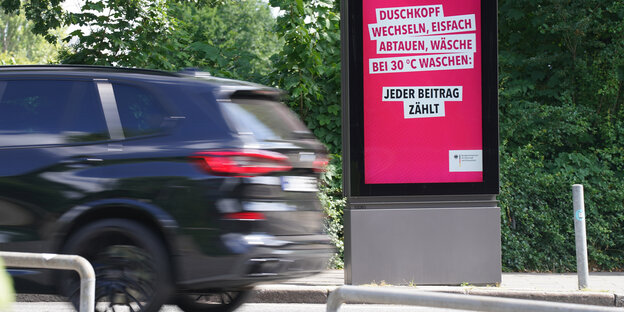 Ein Auto fährt an einer digitalen Werbetafel, auf der eine Anzeige der Energiespar-Kampagne des Bundesministeriums für Wirtschaft und Klimaschutz zu sehen ist. Ein Auto fährt an einer digitalen Werbetafel, auf der eine Anzeige der Energiespar-Kampagne des Bundesministeriums für Wirtschaft und Klimaschutz zu sehen ist.