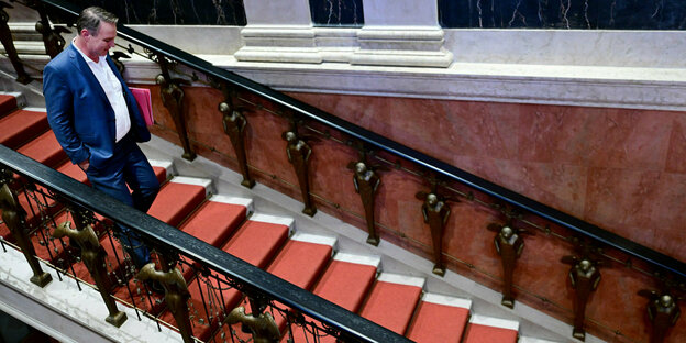 Ein Mann geht eine Trepper hinunter. Ein Mann geht eine Trepper hinunter.