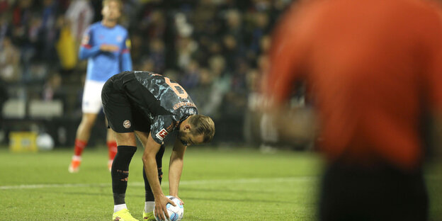 Kane legt sich den Ball auf den Elfmeterpunkt Kane legt sich den Ball auf den Elfmeterpunkt