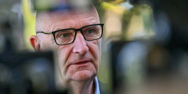 Dietmar Woidke, Brandenburgs Ministerpräsident und Vorsitzender der SPD in Brandenburg, gibt nach seiner Stimmabgabe zur Landtagswahl in Brandenburg ein Interview. Dietmar Woidke, Brandenburgs Ministerpräsident und Vorsitzender der SPD in Brandenburg, gibt nach seiner Stimmabgabe zur Landtagswahl in Brandenburg ein Interview.