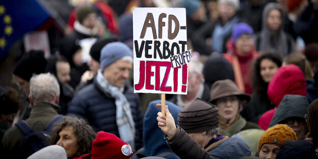 AFD Verbot jetzt steht auf einem Schild in der Menge AFD Verbot jetzt steht auf einem Schild in der Menge