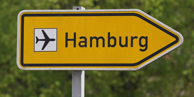 Ein Wegweiser zum Flughafen Hamburg. Ein Wegweiser zum Flughafen Hamburg.