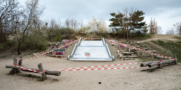 Rutschige Partie: Die Aufarbeitung von Coronamaßnahmen, wie diese abgesperrte Rutsche auf einem Spielplatz, verschiebt sich ins Ungewisse Rutschige Partie: Die Aufarbeitung von Coronamaßnahmen, wie diese abgesperrte Rutsche auf einem Spielplatz, verschiebt sich ins Ungewisse