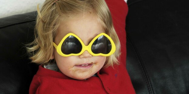 Ein Kind mit Sonnenbrille. Ein Kind mit Sonnenbrille.