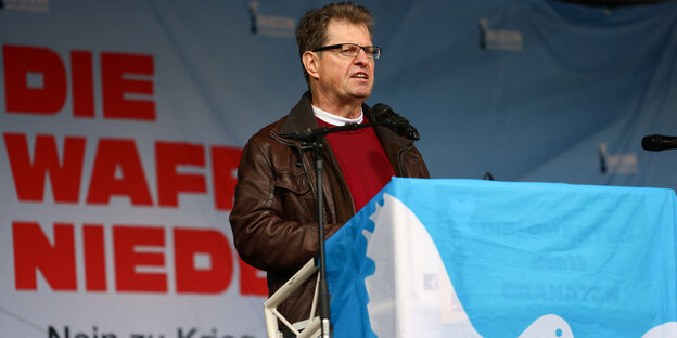 Ralf Stegner spricht vor einem mit einer Friedenstaube umhüllten Pult Ralf Stegner spricht vor einem mit einer Friedenstaube umhüllten Pult