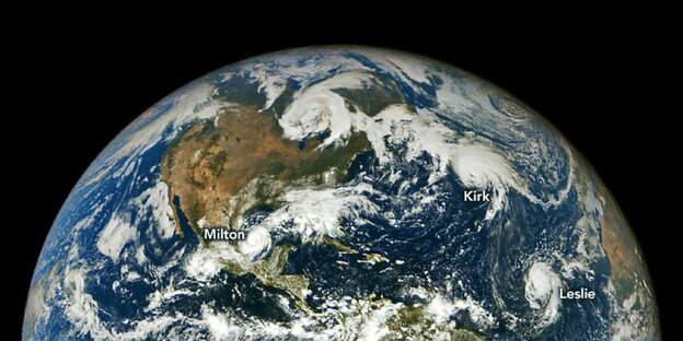 Auf einer Satelitenaufnahme der Erde ist ein ungewöhnlich aktives Atlantikbecken zu sehen - drei Hurrikans sind gleichzeitig über dem Nordatlantik Auf einer Satelitenaufnahme der Erde ist ein ungewöhnlich aktives Atlantikbecken zu sehen - drei Hurrikans sind gleichzeitig über dem Nordatlantik