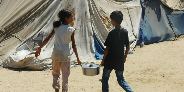 Palästinensische Gebiete, Deir Al-Balah: Geflüchtete Palästinenser versammeln sich, um von einer Wohltätigkeitsküche gekochte Lebensmittel zu erhalten Palästinensische Gebiete, Deir Al-Balah: Geflüchtete Palästinenser versammeln sich, um von einer Wohltätigkeitsküche gekochte Lebensmittel zu erhalten