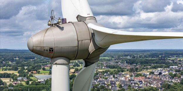 Ein Windrad vom Typ Enercon E-82, bei Gladbeck in NRW Ein Windrad vom Typ Enercon E-82, bei Gladbeck in NRW