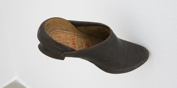 Ein Holzschuh, installiert von der KÜnstlerin Bea SChlingenhoff im Kunstverein München Ein Holzschuh, installiert von der KÜnstlerin Bea SChlingenhoff im Kunstverein München