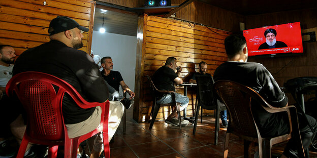 Libanesen lauschen einer Rede von Hisbollah-Chef Hassan Nasrallah Libanesen lauschen einer Rede von Hisbollah-Chef Hassan Nasrallah