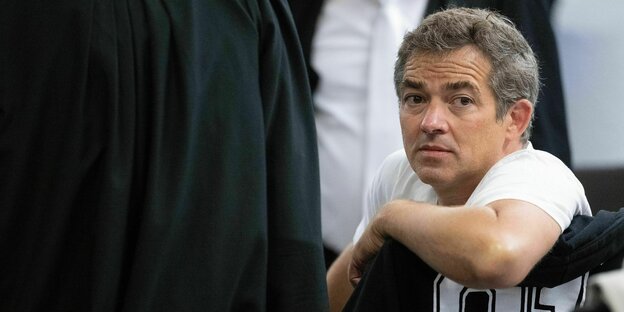 Michael Ballweg sitzt in einem Saal des Landgerichts Stuttgart Michael Ballweg sitzt in einem Saal des Landgerichts Stuttgart